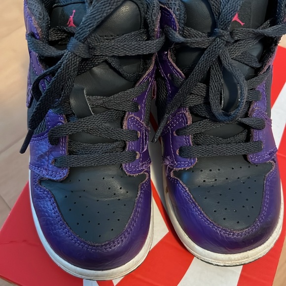 NIKE AIR JORDAN 1 RETRO size 8c - Picture 5 of 14